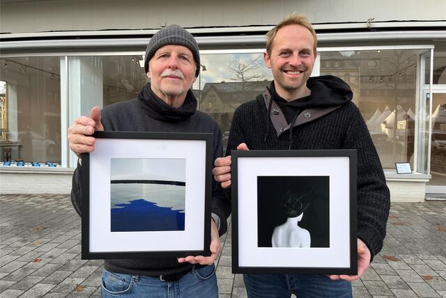 Lennart (r.) und Norbert Schwirtz, Sohn und Vater, vor den Räumen der ehemaligen Galerie art.ist in denen sie rund 50 Fotografien ausstellen.
