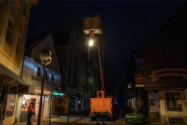 Eine Lampe hängt an einem Hubwagen, der in der Dattelner Innenstadt steht,