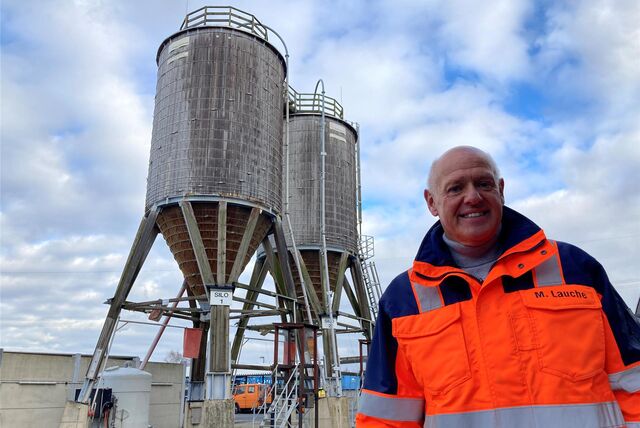 Der Winter kann kommen: ZBH-Chef Michael Lauche steht vor den beiden Silos, die jeweils bis zu 225 Tonnen Salz aufnehmen können.
