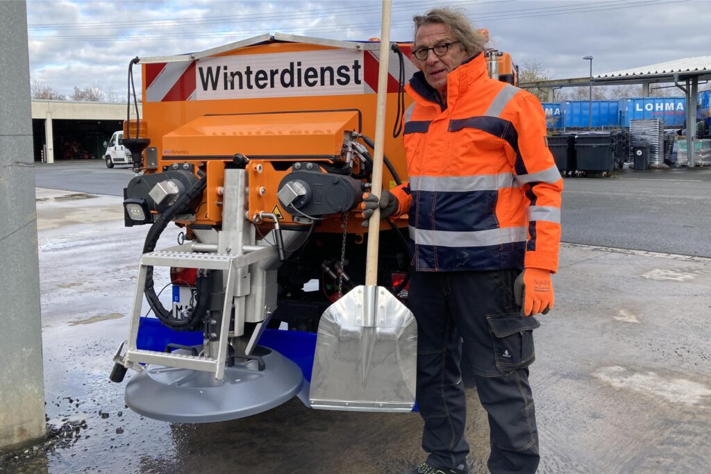 Bereit für den Winterdienst: Ulrich Rütter ist Leiter des Handwerker-Pools beim ZBH und hat schon so manche Stunde am Steuer der Streufahrzeuge verbracht. Bereit für den Winterdienst: Ulrich Rütter ist Leiter des Handwerker-Pools beim ZBH und hat schon so manche Stunde am Steuer der Streufahrzeuge verbracht.