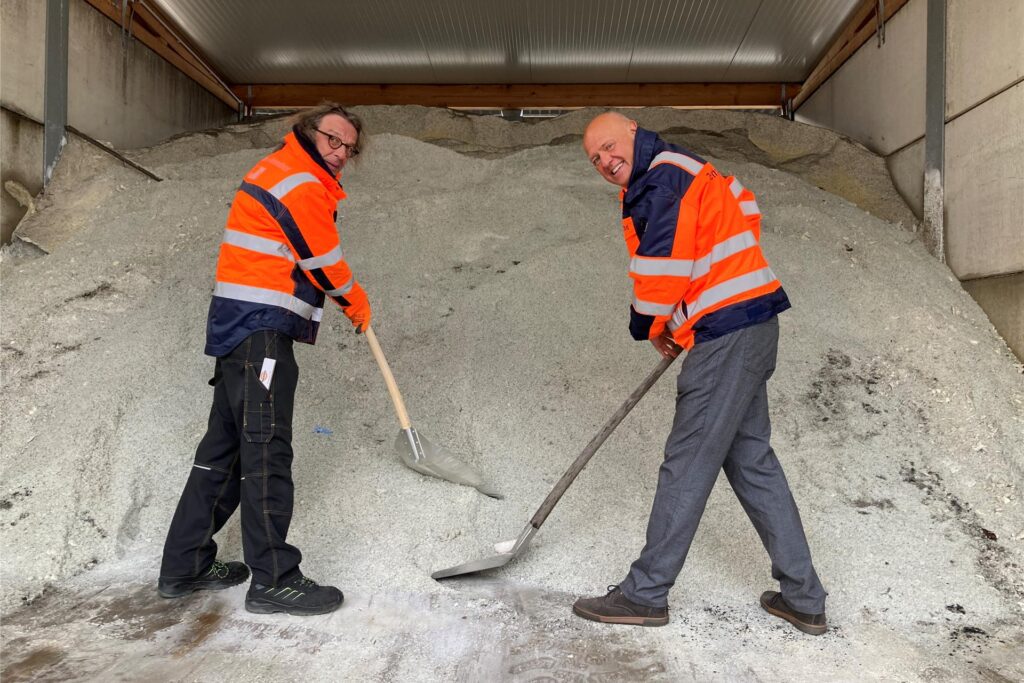 Bergeweise Salz schaufeln Ulrich Rütter und Michael Lauche: In diesem Bunker des Zentralen Betriebshofs lagern Reserven, die im Winterdienst eingesetzt werden können. Bergeweise Salz schaufeln Ulrich Rütter und Michael Lauche: In diesem Bunker des Zentralen Betriebshofs lagern Reserven, die im Winterdienst eingesetzt werden können.