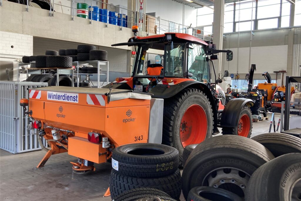 Wenn der Schnee mal besonders hoch liegt, kommt dieser Traktor des ZBH mit seinem Streuaufsatz immer noch durch. Wenn der Schnee mal besonders hoch liegt, kommt dieser Traktor des ZBH mit seinem Streuaufsatz immer noch durch.