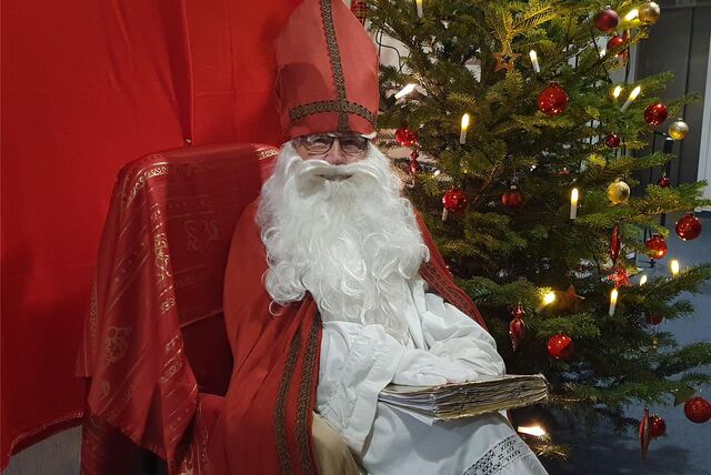 Der Nikolaus sitzt beim Nikolausumzug in Oer-Erkenschwick auf seinem Stuhl.