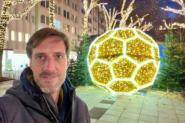 Die Weihnachtsmarkt-Kugel hat einen Ersatz-Standort an der Kleppingstraße bekommen. Unser Reporter Tim Schulze findet das super.