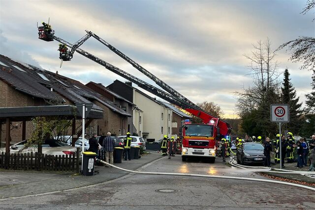 Ein Feuerwehrwagen und zwei Drehleitern sind zu sehen.