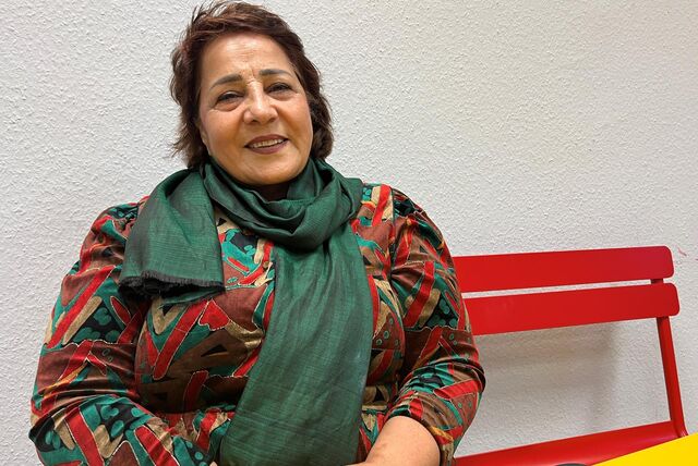 Latifa Saljuki sitzt auf einer Bank