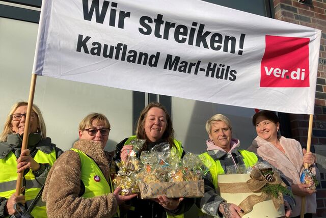 Zu den Streikenden vor der Kaufland-Filiale in Hüls gehören (v.l.) Tanja Kajan, Birgit Krimphove, Sandra Sosnowski, Mariola Million und Claudia Flossbach. Sie haben Kekse für das Klara Hospiz gebacken und liebevoll verpackt.