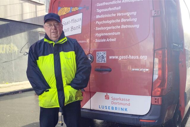 Ein Mann steht vor einem Lieferwagen