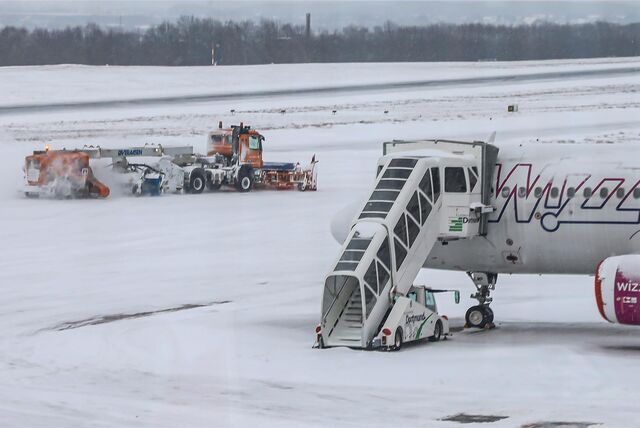 Weil am Dienstag (28. November) Schnee auf dem Dortmunder Flughafen lag, musste das Flugzeug einer Familie aus Menden nach Münster/Osnabrück umgeleitet werden.