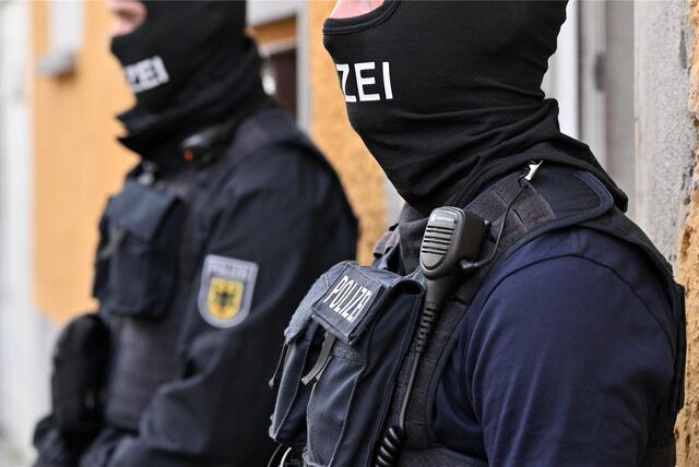 Bundespolizisten stehen vor einem Hauseingang (Symbolfoto).