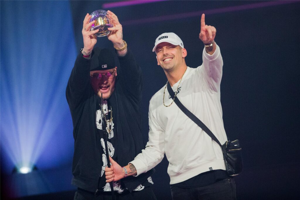 RAF Camora (r) und Bonez MC halten die 1Live Krone hoch