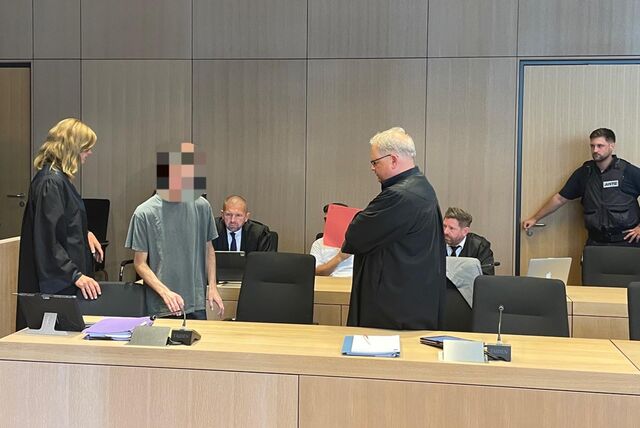 Nach tödlichen Kopfschüssen auf einen Telekom-Mitarbeiters hat die Bochumer Staatsanwaltschaft beantragt, gegen einen Dortmunder Pizzakurier (vorne Mitte) die Höchststrafe zu verhängen.