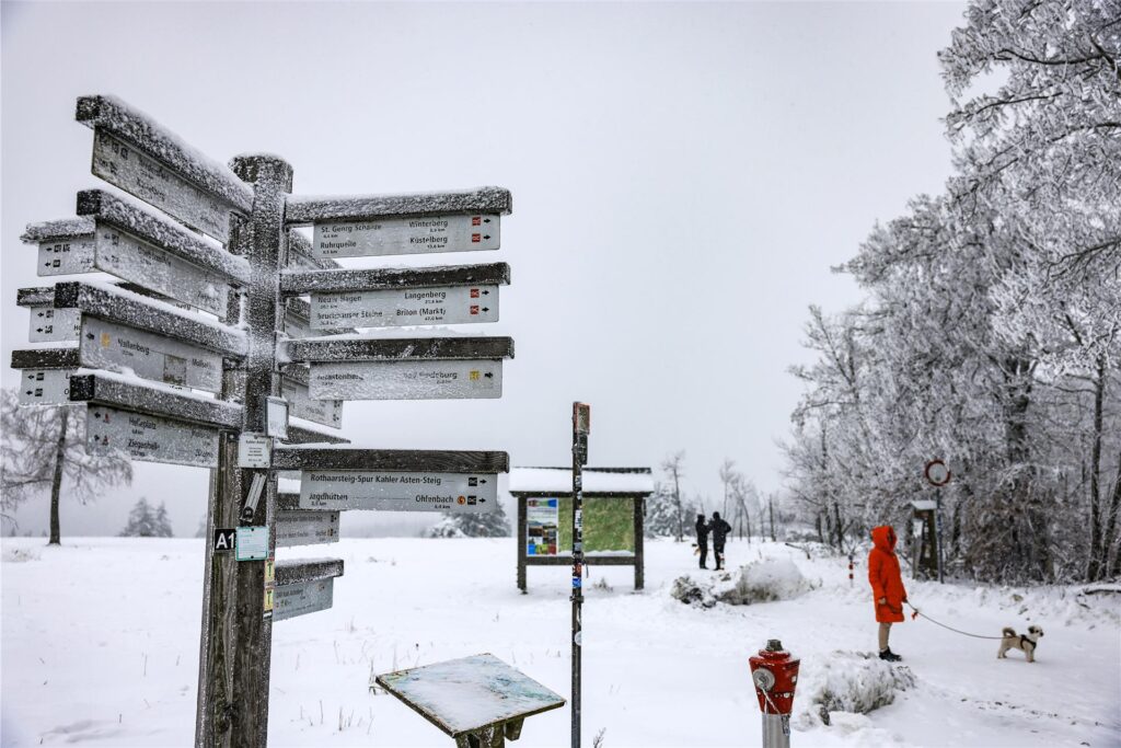 Wegweiser im Sauerland sind eingeschneit. Wegweiser im Sauerland sind eingeschneit.