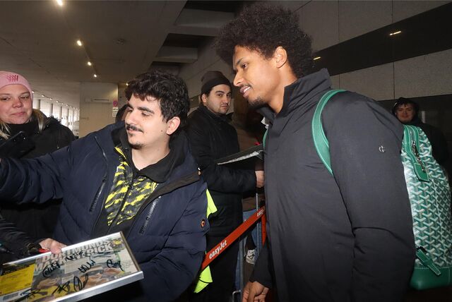 Karim Adeyemi macht ein Foto mit einem Fan.