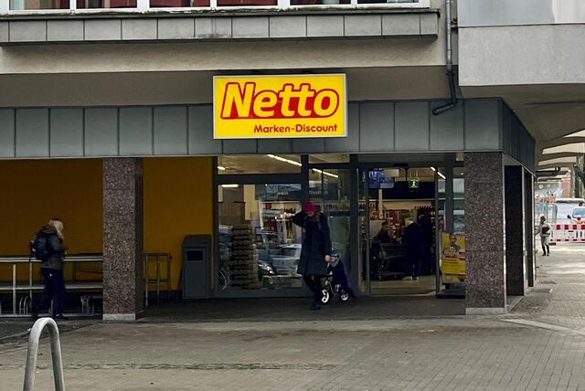 Der Netto an der Lindemannstraße: Hier hält sich der Mann mit dem Spitznamen „Stefan“ regelmäßig auf, sorgt für Sauberkeit und Ordnung und hilft Kundinnen und Kunden.