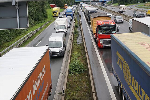 Auf der Autobahn 1 bei Unna staut sich der Verkehr