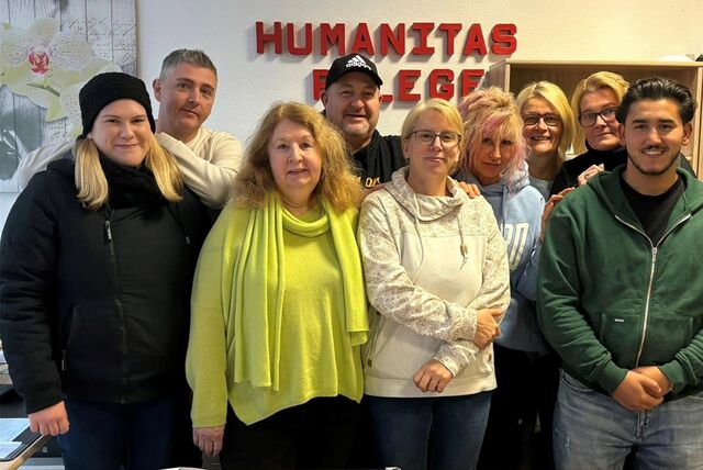 Das Team des Humanitas-Pflegedienstes steht für ein Foto zusammen.