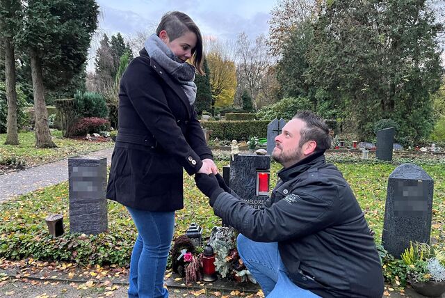 Am Hochzeitstag von Silvanas Großeltern hielt Manuel am Grab um Silvanas Hand an.