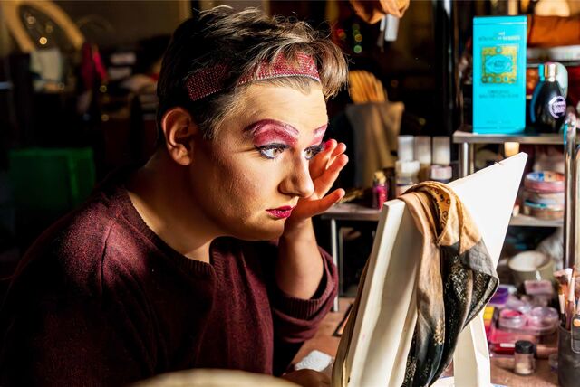 Travestie-Künstler Marcel von der Brüggen schminkt sich in der Garderobe vor einer Show des RevuePalasts Ruhr in Herten.