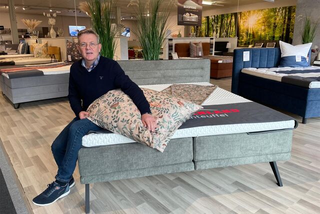 Gesund schlafen: Rainer Manteuffel vom Bettenland Manteuffel in Recklinghausen auf einem Bett in seiner Ausstellung