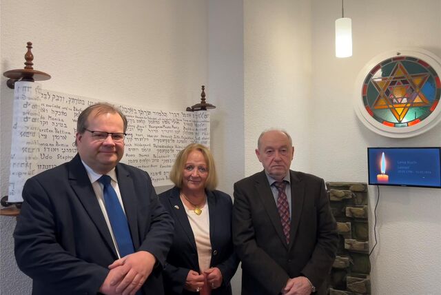 Dr. Sebastian Sanders (l.), Sabine Leutheusser-Schnarrenberger und Dr. Mark Gutkin posieren in der Synagoge.