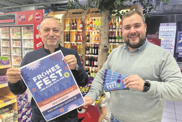 Tankstellen-Pächter Ersal Karabay und Parkfest-Organisator Sören Backhove präsentieren die Weihnachtstickets für das Parkfest 2024.