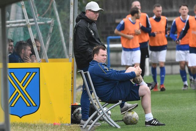 Die Spvg Schwerin der Trainer Dennis Hasecke (sitzend) und Timo Muth (hinten) spielt eine sehr gute Hinserie.