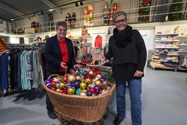 Zwei Frauen neben Korb mit Kugeln