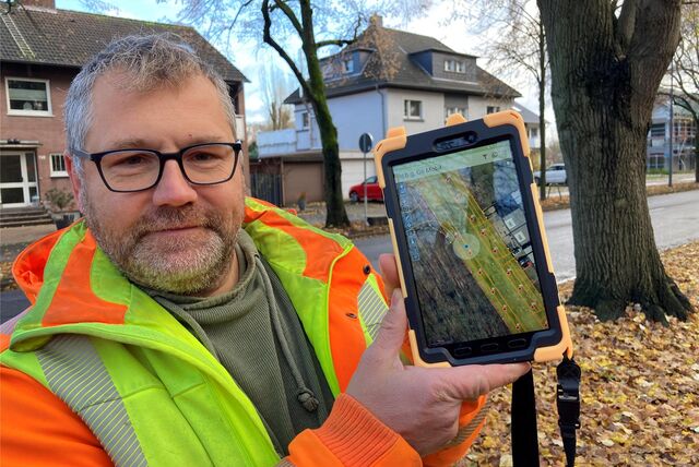 Boris Willuweit zeigt, wie sich die Silberlinde an der Carl-Duisberg-Straße auf seinem GPS-Gerät finden lässt.