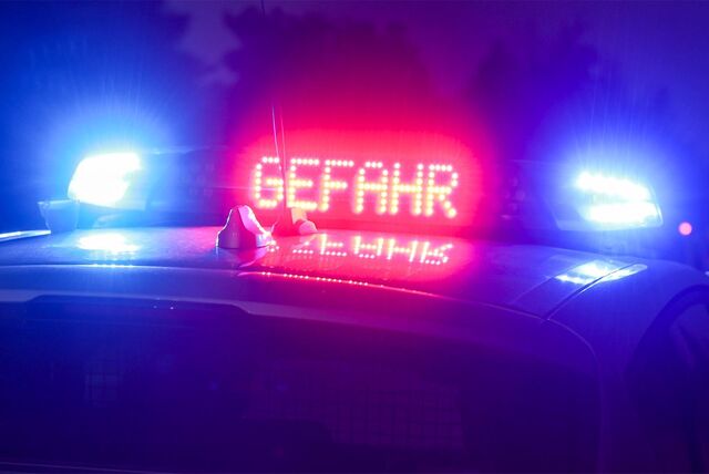 Polizeiauto mit Warnschild „Gefahr“