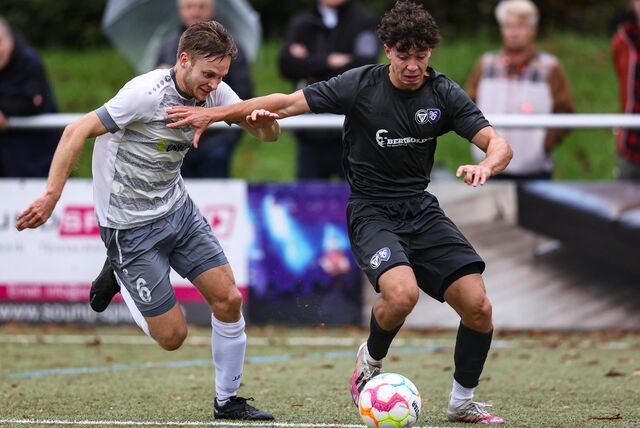 Luca Gennermann (l.) im Zweikampf mit einem Halterner Gegenspieler.