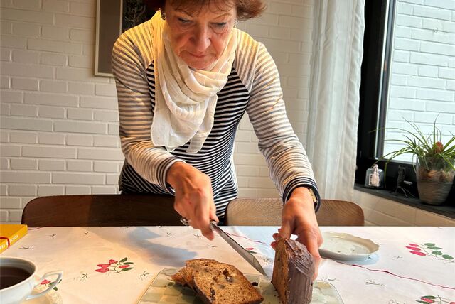 Dagmar Wüstemann (76) schneidet die selbst gemachte Liegnitzer Bombe.