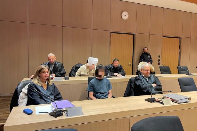 Der Pizzakurier (vorne Mitte) an der Seite seiner Verteidigerin Gesine Ickert (vorne links) und Ralf Bleicher (Vorne rechts) .