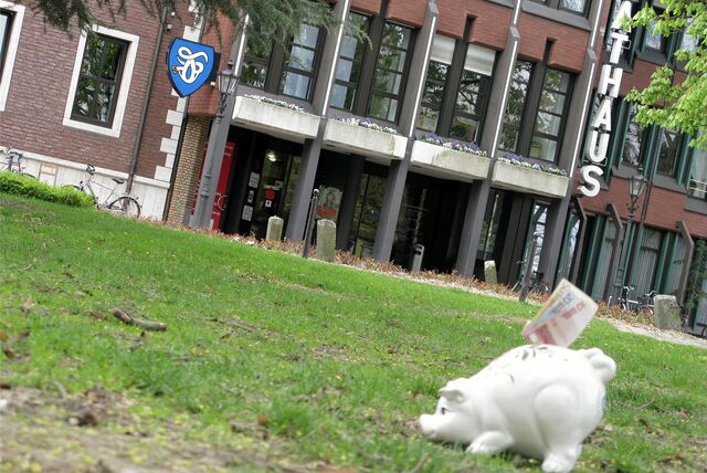 Ein Sparschwein hat vor dem neuen Rathaus in Haltern Platz genommen.