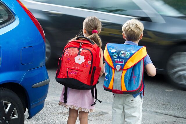 Zwei Kinder auf dem Schulweg.