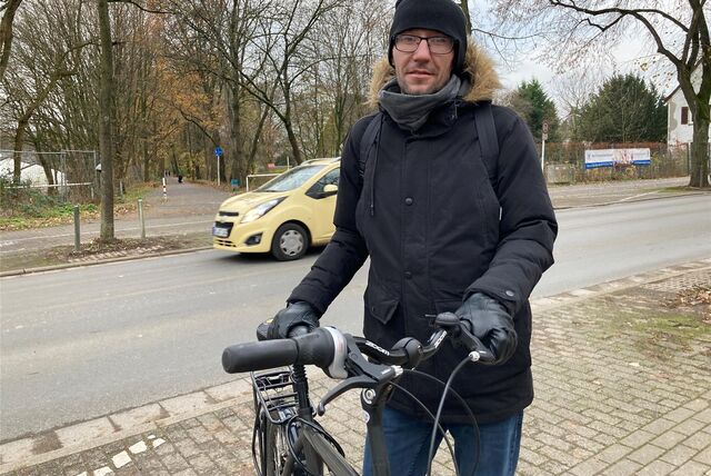 Täglich ist Peter Kossakowski mit seinem Fahrrad auf der Zechenbahntrasse unterwegs. Dass die Stadt jetzt am Lipper Weg eine sichere Querung testet, findet der 38-jährige Marler gut.