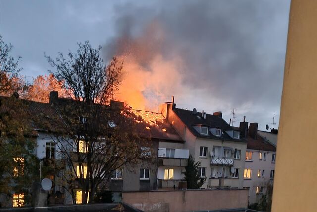 Seit mehreren Monaten kommt es zu Wohnhaus-Bränden in Dortmund. Das Foto zeigt einen Dachstuhlbrand an der Schillerstraße vom 16.11.