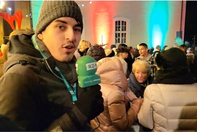 Menschenmenge auf dem Kirchplatz in Recklinghausen. Links im Bild mit grünem Mikrofon: Philippos Tsolakidis.