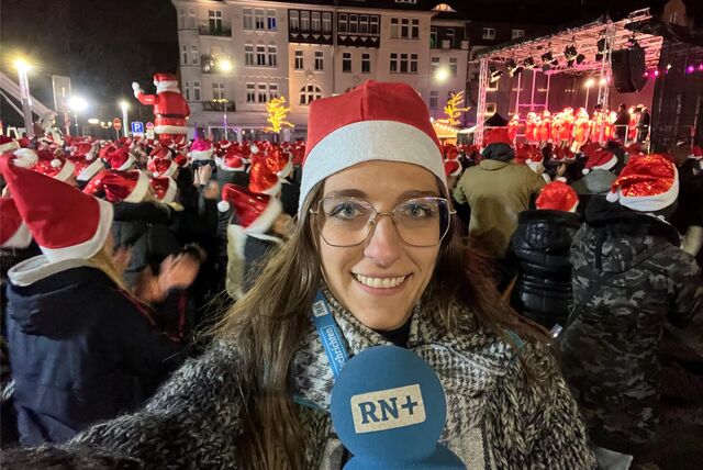 Ruhr-Nachrichten-Reporterin Anna Katharina Wrobel mit einer roten Zipfelmütze beim Weltrekordversuch auf dem Castroper Marktplatz.