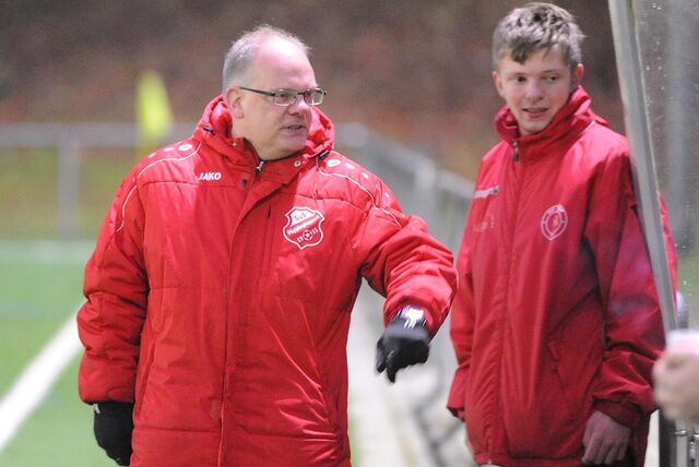 Der SuS Pöppinghausen mit Trainer Torsten Heermann (l)  konnte im Herbst nicht an den guten Saisonstart anknüpfen.