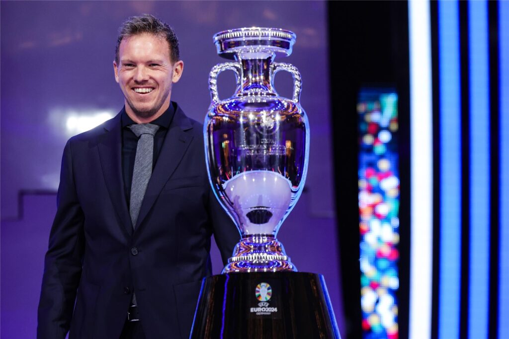Julian Nagelsmann steht neben dem EM-Pokal. Julian Nagelsmann steht neben dem EM-Pokal.