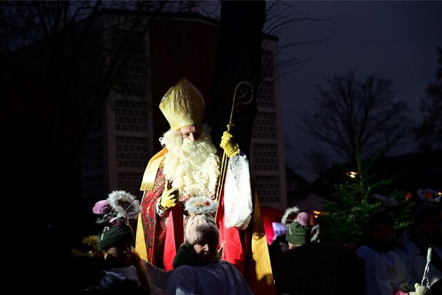 Der Nikolaus auf einem Wagen.