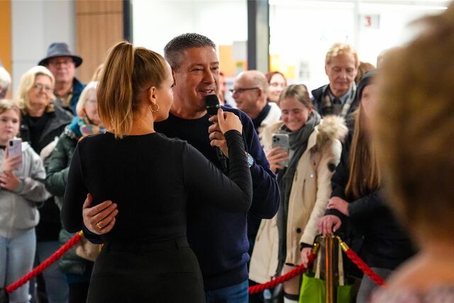 Tanzprofi Joachim Llambi tanzt mit einer Frau im Palais Vest in Recklinghausen und spricht dabei in ein Mikrofon.