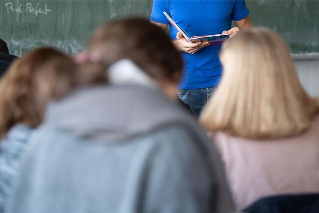 Ein Lehrer unterrichtet in einem Klassenzimmer einer Realschule. (Symbolbild)