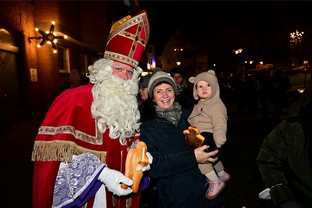 Der Nikolaus und zwei Besucher des Umzuges in Alt-Marl.
