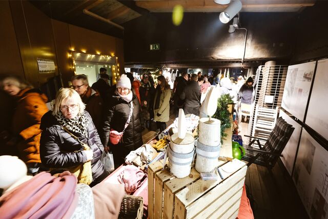 Weihnachtliche Gegenstände werden im Bauch eines Schiffes zum Kauf angeboten