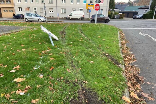 In der Nacht von Samstag (2.12.) auf Sonntag (3.12.) ist ein Umleitungsschild am Engelsburgplatz in Castrop-Rauxel von einem Auto umgefahren worden: Es liegt nunmehr auf dem Rasen. Auf dem sind auch Reifenspuren deutlich zu erkennen.