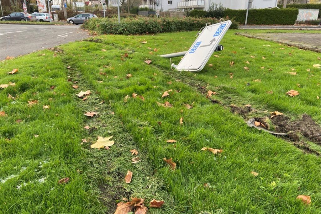 In der Nacht von Samstag (2.12.) auf Sonntag (3.12.) ist dieses Umleitungsschild am Engelsburgplatz in Castrop-Rauxel von einem Auto umgefahren worden.