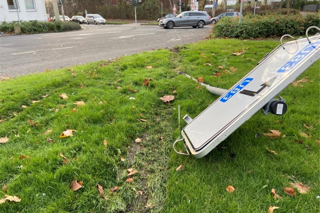 In der Nacht von Samstag (2.12.) auf Sonntag (3.12.) ist dieses Umleitungsschild am Engelsburgplatz in Castrop-Rauxel von einem Auto umgefahren worden.