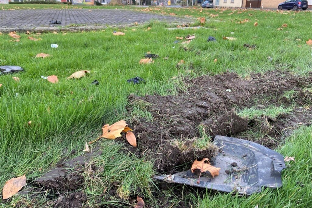 In der Nacht von Samstag (2.12.) auf Sonntag (3.12.) ist dieses Umleitungsschild am Engelsburgplatz in Castrop-Rauxel von einem Auto umgefahren worden.
